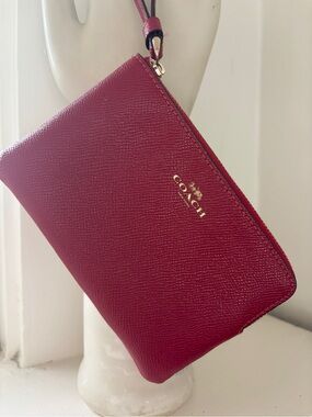 COACH Corner Zip Wristlet Red Crossgrain  Leather Bag Magenta